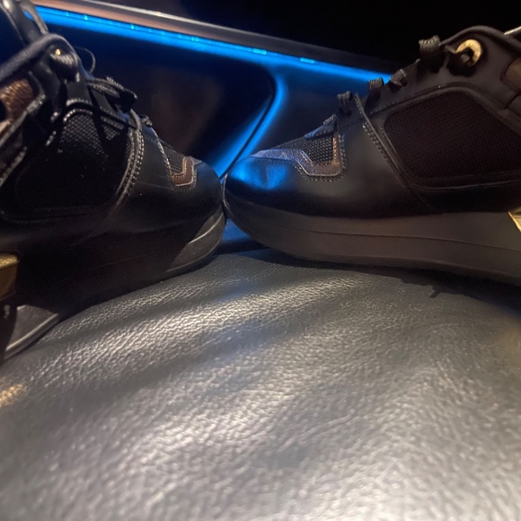 Louis Vuitton Runaway Sneakers in Black and Gold - Picture 5 of 9
